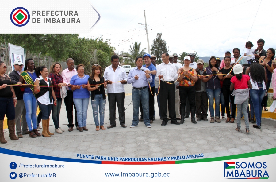 Autoridades de los gobiernos parroquiales, el prefecto Pablo Jurado, y la presidenta del Patronato Provincial, Teresa Carrera, en el acto de inauguración del puente.