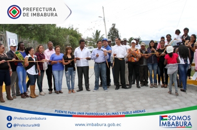 Autoridades de los gobiernos parroquiales, el prefecto Pablo Jurado, y la presidenta del Patronato Provincial, Teresa Carrera, en el acto de inauguración del puente.