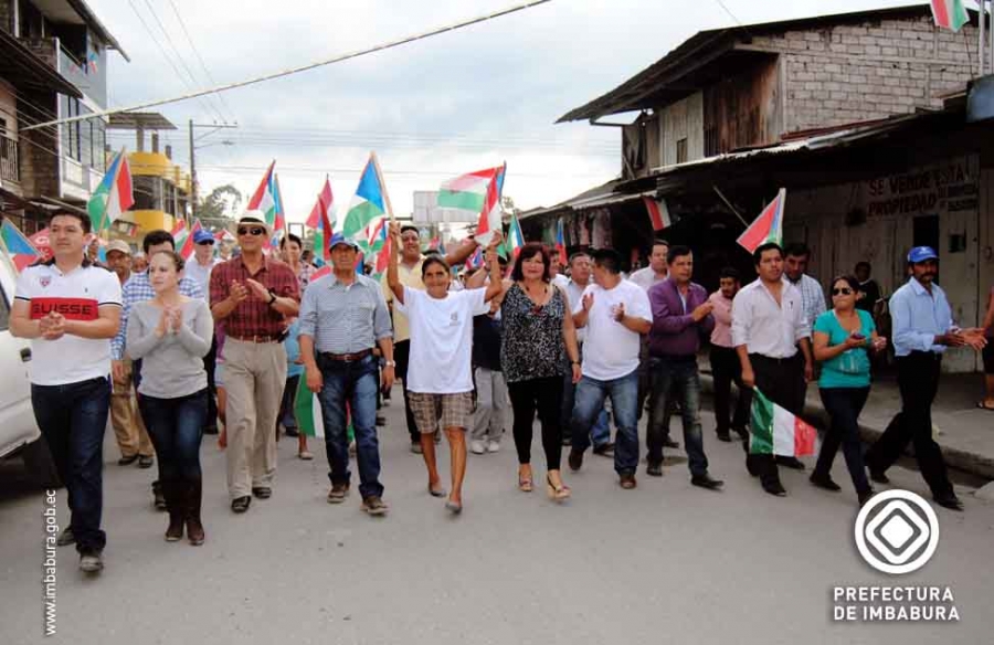 Marcha por la calle principal de Las Golondrinas. 
