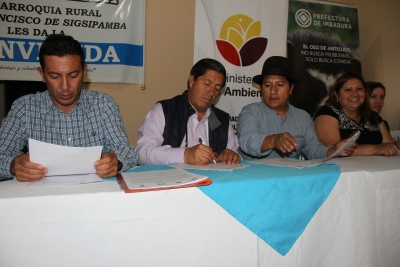 Firma del convenio para llevar a cabo el proyecto en la parroquia San Francisco de Sigisipamba.