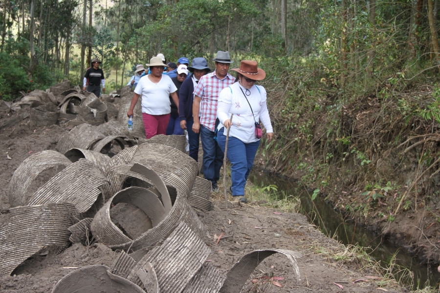 Dirigentes de los agricultores y el prefecto Pablo Jurado recorren la acequia Cariyacu.