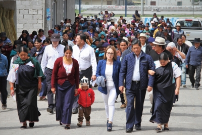 Pobladores y autoridades participan en el acto de inauguración de las obras.