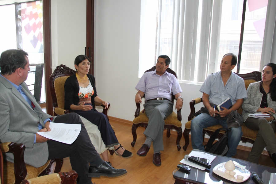 Autoridades y técnicos del Ejecutivo, Prefectura, Alcaldía y MTOP durante la reunión en la Gobernación de Imbabura.