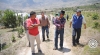 El Prefecto Pablo Jurado en compañía de los agricultores de Pimampiro recorre los terrenos que son parte del proyecto. 