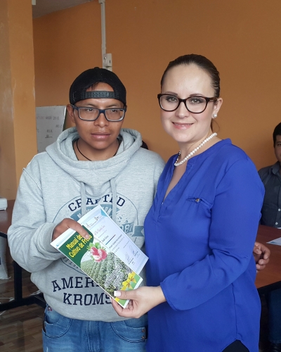 La viceprefecta María Gabriela Jaramillo realizó la entrega de certificados a los agricultores de la zona que participaron en el taller de capacitación sobre producción, nuevas alternativas y manejo fitosanitario del manejo de frutillas.