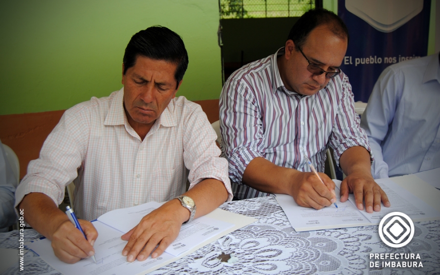 De izquierda a derecha, Pablo Jurado, prefecto de Imbabura y Guillermo Herrera, prefecto del Carchi, durante la firma del convenio para llevar a cabo el proyecto de riego. 