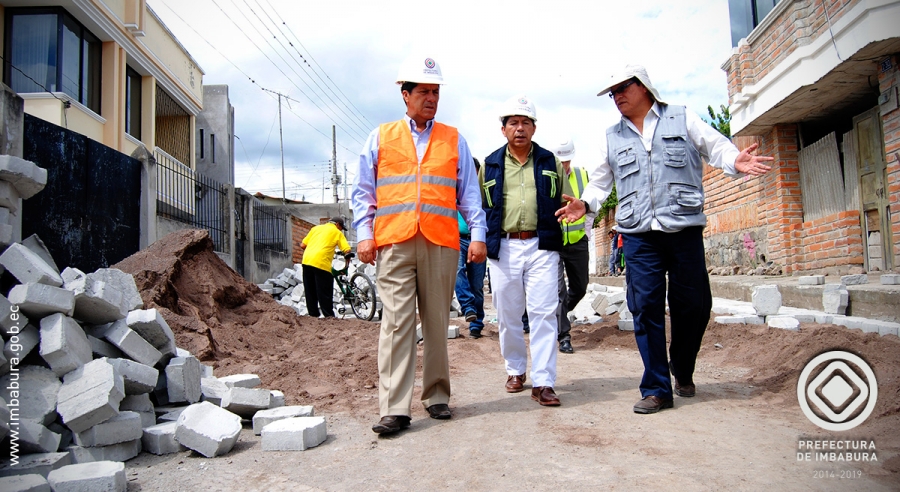 El Prefecto de Imbabura, Pablo Jurado, (a la izquierda) constata el avance de los trabajos de adoquinado de las calles.