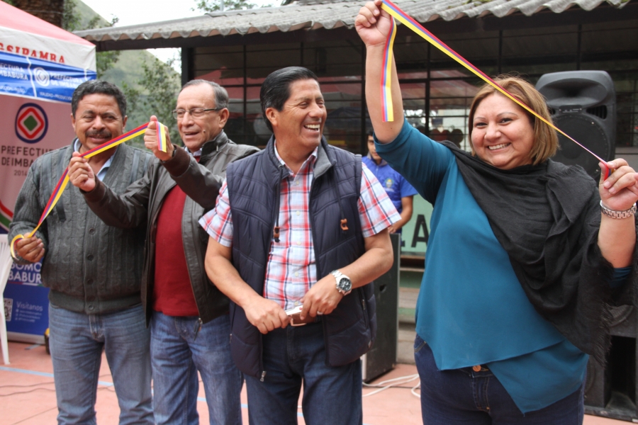 Autoridades de la Prefectura, Gobierno Parroquial y pobladores participaron en la inauguración simbólica del canal de riego en San Francisco de Sigsipamba. 