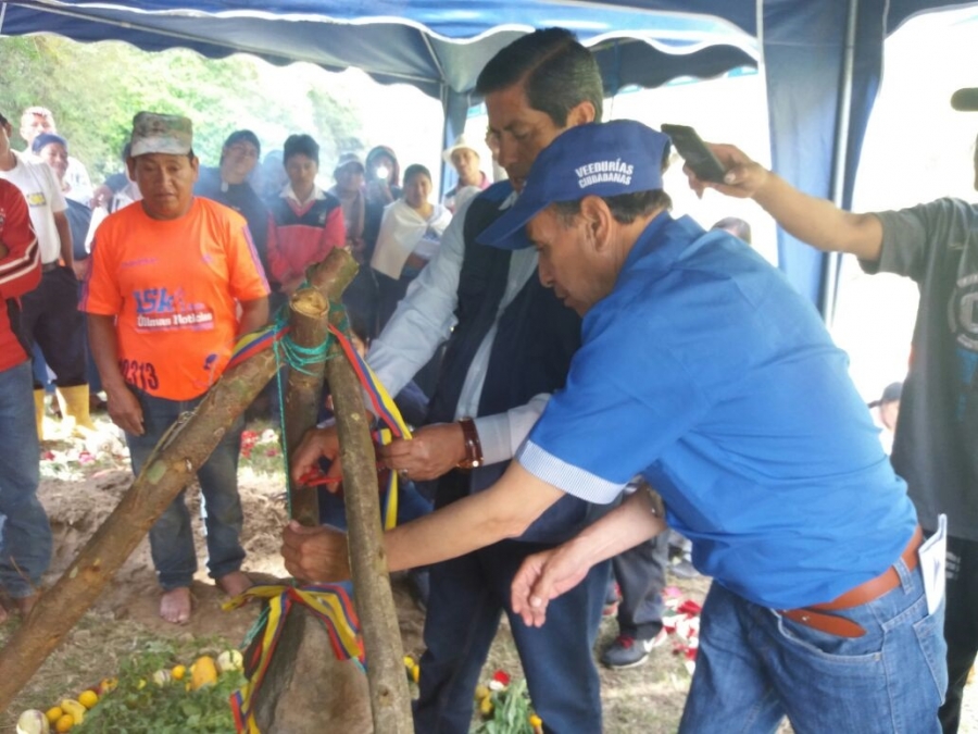 Colocación de la primera piedra de la obra de rehabilitación de la acequia de riego.