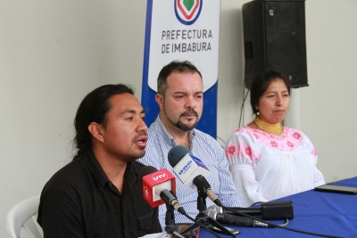 Oscar Adrián, coordinador de turismo comunitario; Fausto Giraldo, subdirector de turismo de la Prefectura; y, Celia Chuquín, representante del gobierno parroquial, informan en rueda de prensa sobre este evento. 