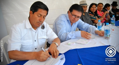 En la comunidad el Panecillo, el prefecto de Imbabura, Pablo Jurado, firma el contrato para el inicio de los trabajos de adoquinado.
