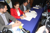 Las autoridades de las prefecturas de Imbabura y Pichincha en el acto de la firma del convenio de cooperación interinstitucional.  