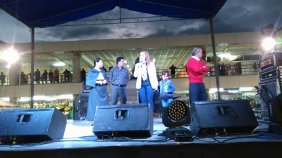 La viceprefecta de Imbabura, María Gabriela Jaramillo, estuvo presente en el Mercado 24 de Mayo en Otavalo. La autoridad expresó el respaldo a los comerciantes en las iniciativas para mejorar su trabajo.