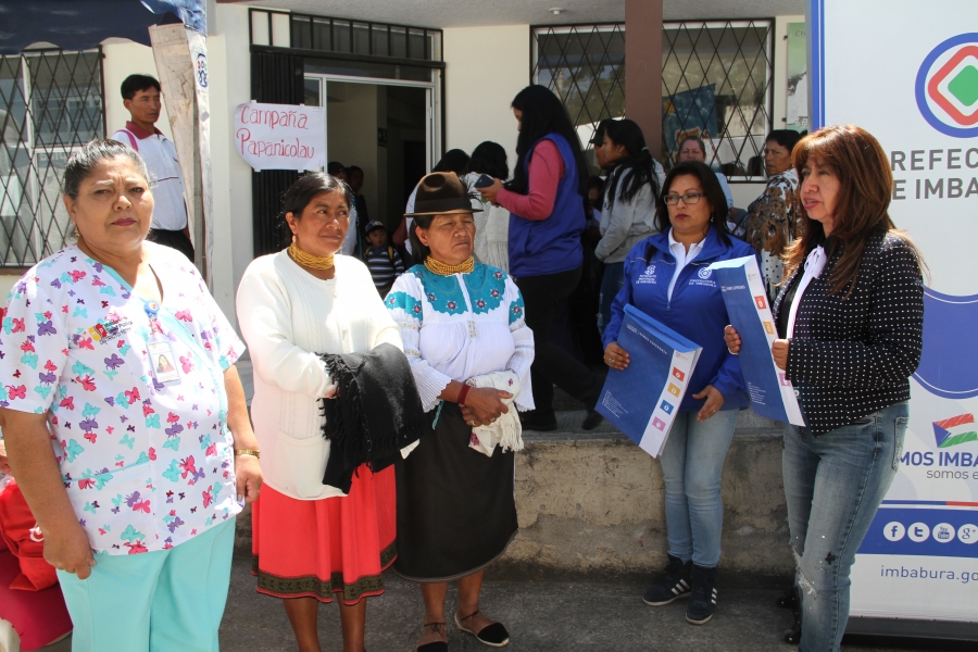 La presidenta del Patronato Provincial, Teresa Carrera, entrega los resultados de las mamografías a las personas que se realizaron los exámenes.