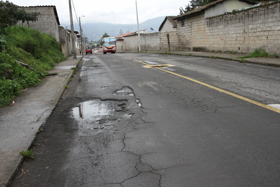 La vía San Antonio de Ibarra – Peguche será reparada por la Prefectura de Imbabura. Imbavial, Empresa Pública del organismo, se encargará de esta acción.