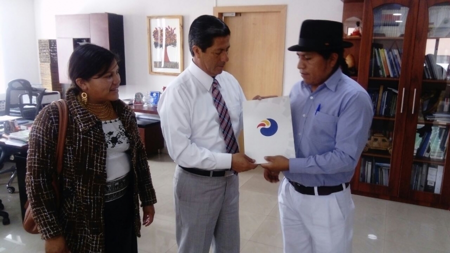 El prefecto de Imbabura, Pablo Jurado, recibe de manos del subsecretario de la Demarcación Hidrográfica de Mira, Roberto Yamberla, el documento que certifica la viabilidad de los proyectos.