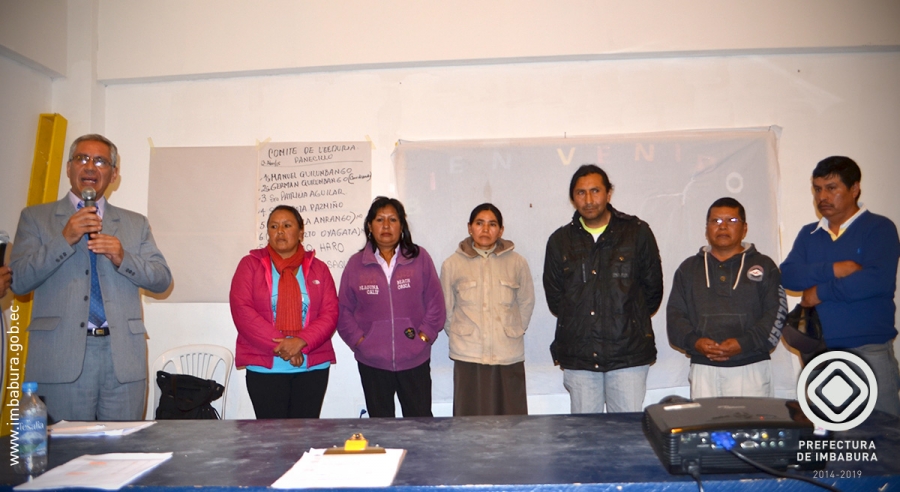 El Director de Planificación de la Prefectura, Wilson Reyes, toma la promesa a los miembros del Comité de Veeduría Ciudadana en el Panecillo de Quichcinche.