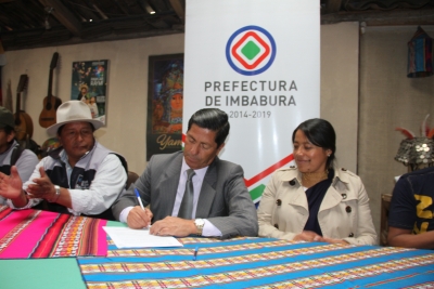 El prefecto de Imbabura, Pablo Jurado, firma el convenio para transferir fondos en favor del desarrollo de la parroquia Miguel Egas Cabezas.