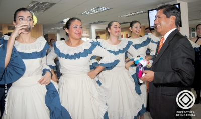 El prefecto de Imbabura, Pablo Jurado, durante el saludo del Grupo de Ballet de Argentina “Raíces de América”.