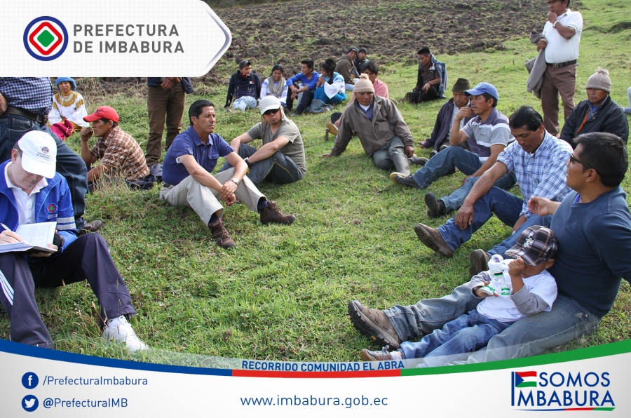 En los terrenos de la Asociación Agrícola “San Francisco” del Abra, el prefecto Pablo Jurado planifica con los pobladores la intervención del Gobierno Provincial en obras de mejoramiento vial y proyectos de fomento productivo.   