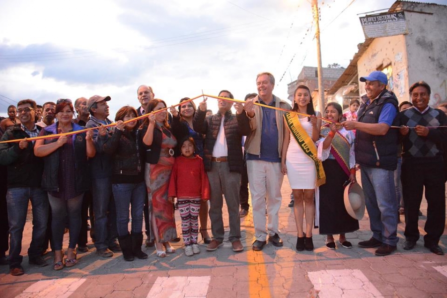 Emotivo acto de inauguración de la obra de adoquinado.