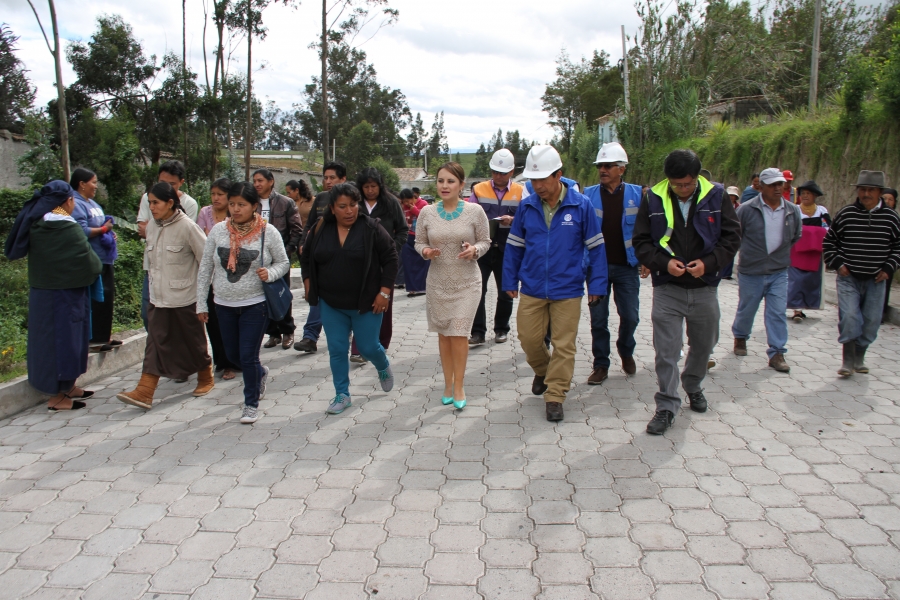 La viceprefecta María Gabriela Jaramillo recorre la vía adoquinado en compañía de los moradores de la localidad.  