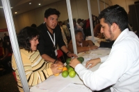 Los emprendedores de Imbabura muestran sus productos a los representantes comerciales de la empresa.