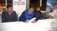 El prefecto de Imbabura, Pablo Jurado, firma el contrato para dar inicio a las obras de mejoramiento de las acequias.