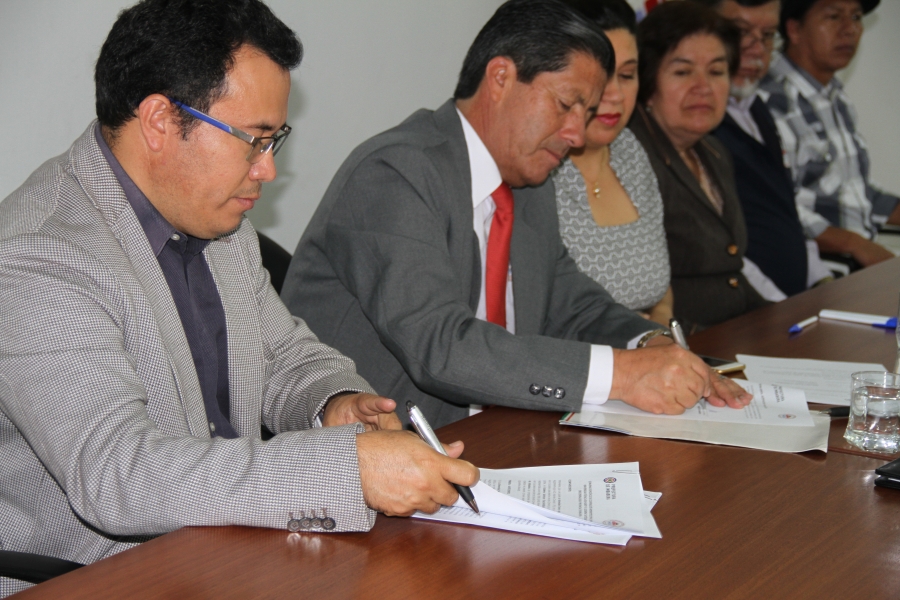 Firma de convenios en la Universidad Técnica del Norte para vincular a los estudiantes en el trabajo de los gobiernos autónomos descentralizados de Imbabura.