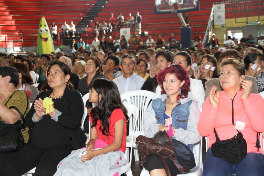 Familias de todas partes de la provincia disfrutaron de la presentación artística. 