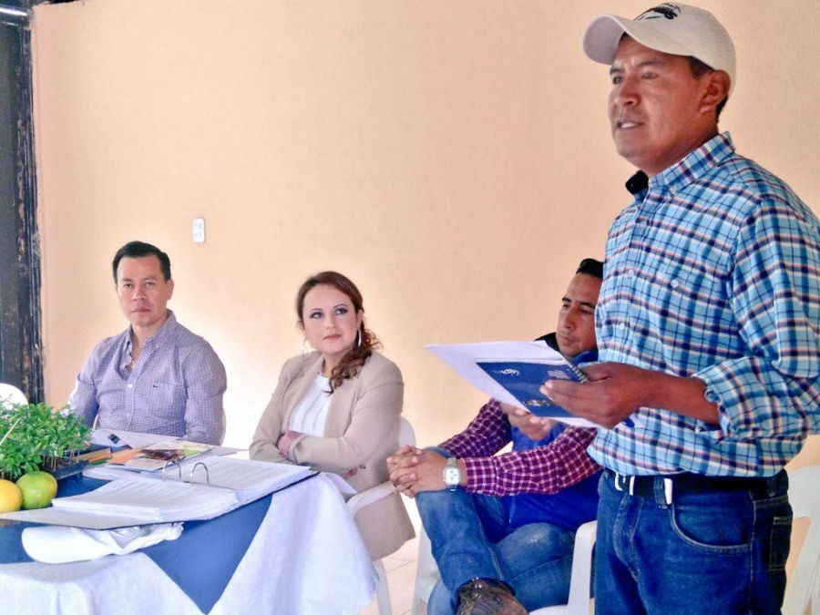 En el sector Lavanderos de Ambuquí, la viceprefecta María Gabriela Jaramillo se reúne con los agricultores para analizar los avances del proyecto.