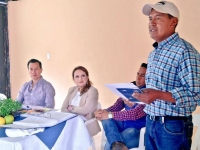 En el sector Lavanderos de Ambuquí, la viceprefecta María Gabriela Jaramillo se reúne con los agricultores para analizar los avances del proyecto.