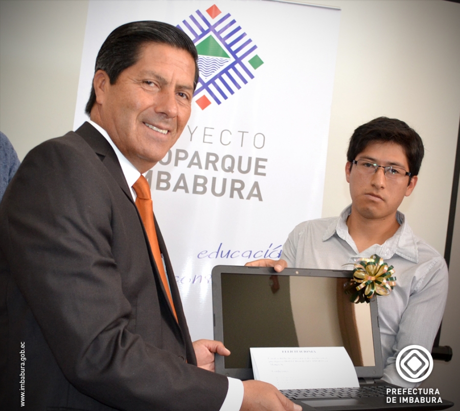 El prefecto de Imbabura, Pablo Jurado, realizó la entrega del computador a Darwin Fernández, ganador del concurso.