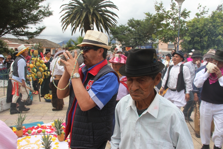 En la parque principal de la parroquia se reunieron las comunidades de toda la zona para ser parte de la ceremonia ritual del inicio de la fiesta ancestral.