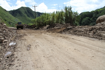 Maquinaria de la Prefectura trabaja en la rehabilitación de la vía Cuicocha – Apuela – Aguagrum.