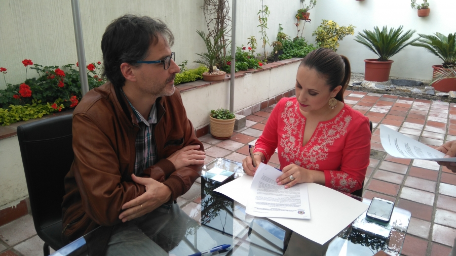 La viceprefecta de Imbabura, María Gabriela Jaramillo, y el representante de la Fundación CODESPA, Ferrán Gelis Escala, firman el convenio para ejecutar el proyecto. 
