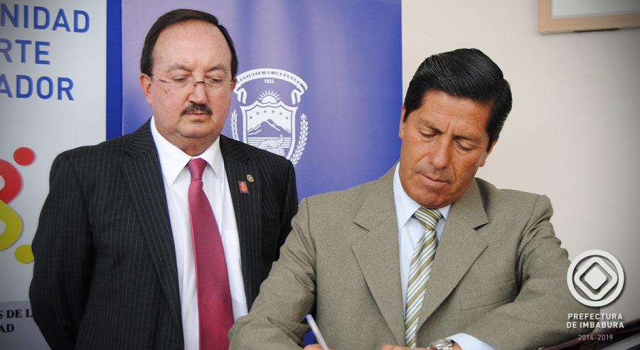 El Prefecto de Imbabura, Pablo Jurado, y el representante del Club Rotario de Ibarra, Iván Endara, firman un acuerdo de cooperación para llevar a cabo la campaña.