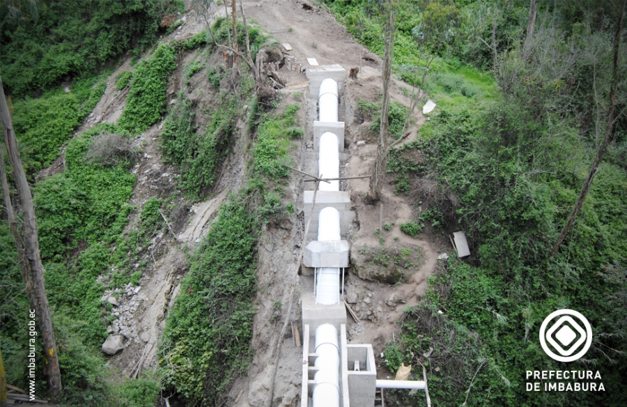 Un sifón de 1.2 kilómetros fue construido para trasladar el agua en uno de los tramos que atraviesa la quebrada. 