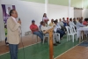 Pedro Loyo, director de Recursos Hídricos de la Prefectura de Imbabura, interviene ante los dirigentes de los agricultores para hablar sobre la importancia de gestionar el proyecto. 