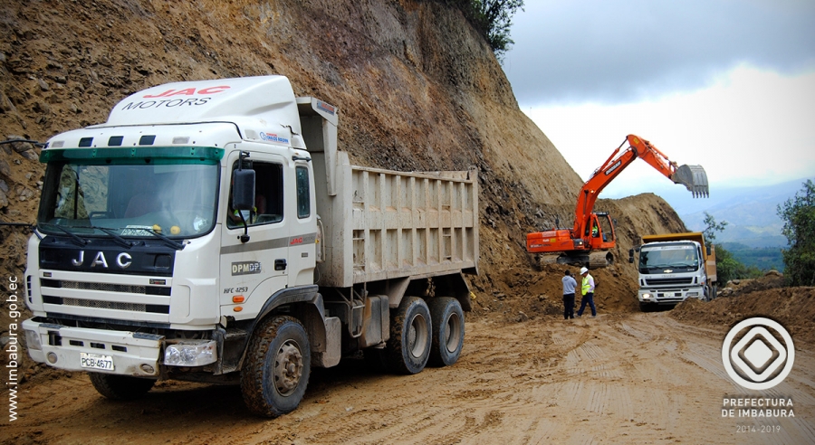 La Prefectura construye actualmente el asfaltado de la carretera  Cuicocha – Apuela Aguagrúm. Este proyecto forma un anillo vial  de primer orden en el tramo  Otavalo – Selva Alegre. 