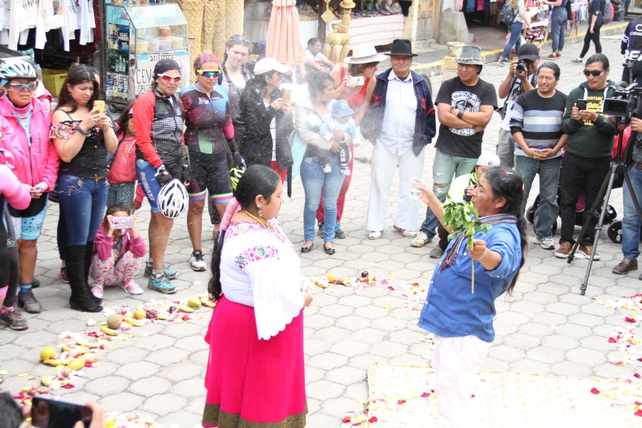 Rituales ancestrales y un ciclo paseo fueron parte de esta celebración que confluyó en los alrededores de la Cascada de Peguche.