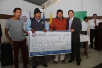 El Prefecto Pablo Jurado junto a líderes comunitarios realiza la entrega del cheque para la implementación del proyecto en la parroquia de Angochagua.