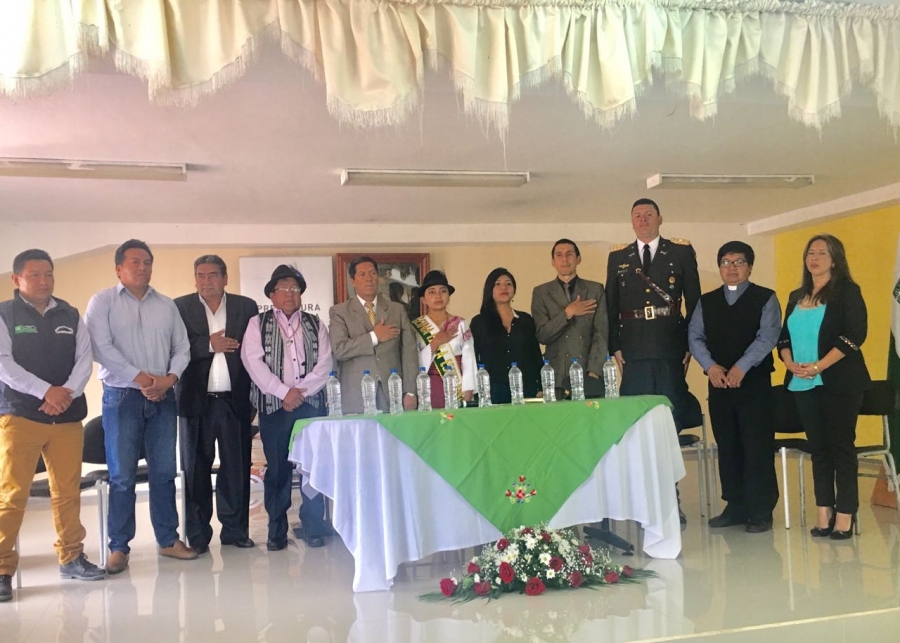 Autoridades presentes en la Sesión Conmemorativa por el aniversario de parroquialización de La Esperanza.