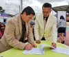 El prefecto de Imbabura, Pablo Jurado, firma los acuerdos para impulsar obras en beneficio de Imbaya.