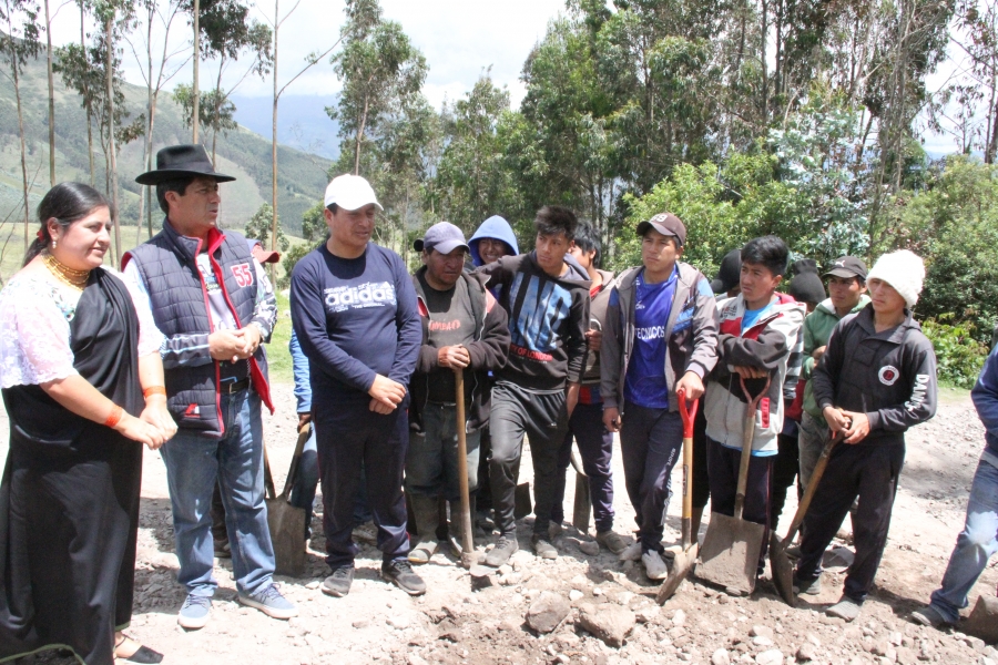 Visita del prefecto Pablo Jurado a la comunidad Ugsha a fin de planificar la inversión en el área vial