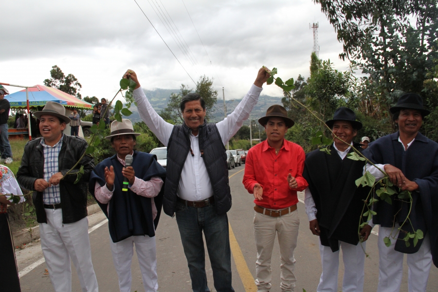 Inauguración del asfaltado de la vía Topo Grande en Cotacachi.