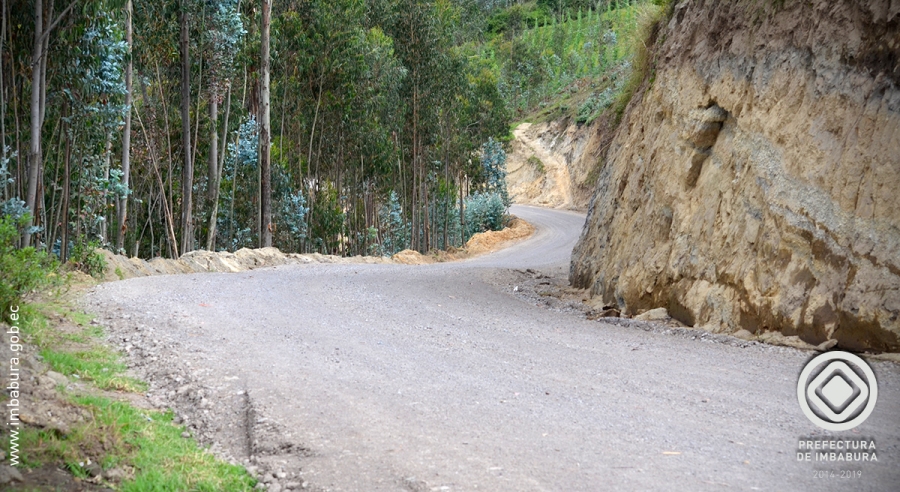 Los trabajos de compactación están listos en esta vía que será asfaltada por la Prefectura de Imbabura.