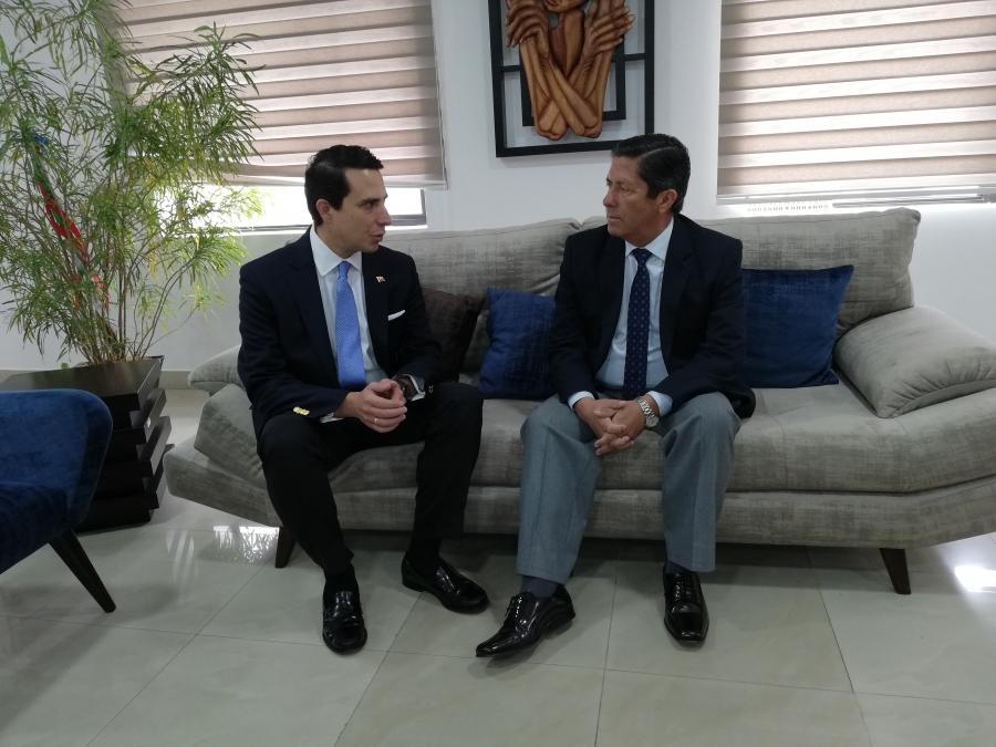 Saludo entre el embajador designado por el gobierno interino de Venezuela, René de Sola, y el prefecto de Imbabura, Pablo Jurado.