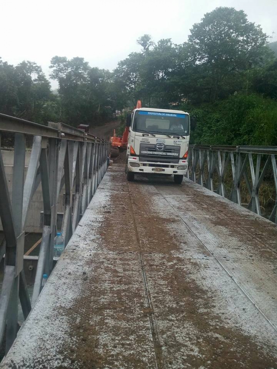 El puente bailey permite atravesar el río Verde con las debidas seguridades. Soporta, sin inconvenientes, el peso de todo tipo de vehículos.  