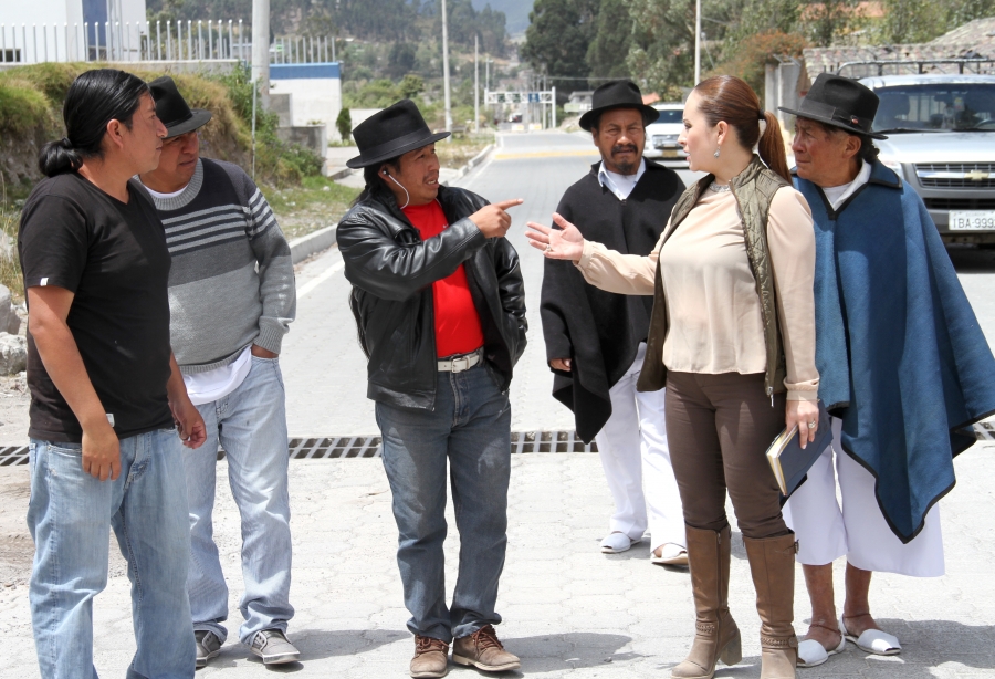 La viceprefecta de Imbabura, María Gabriela Jaramillo, durante una visita a las comunidades de Otavalo.